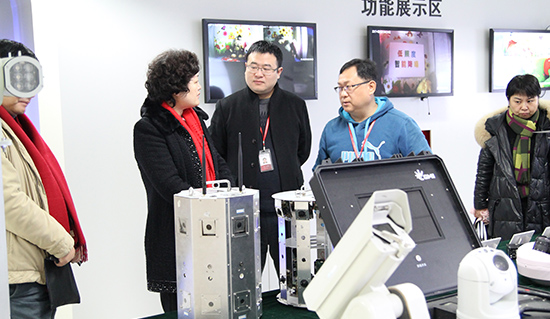 1661308902410726.png 2017-02-08 市侨联周雯主席一行莅临杰迈视讯调研 (2).png